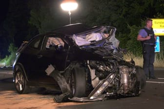 Unfallfahrzeug in Hessen: Zwei Männer konnten nur noch tot geborgen werden.
