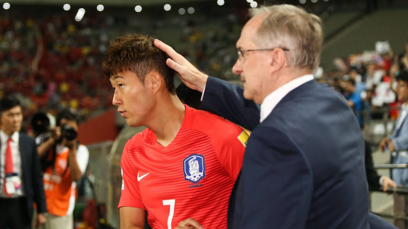 Uli Stielike (r.) mit Heung-Min Son: Der 68 Jahre alte Deutsche arbeitete von 2014 bis 2017 als Nationaltrainer von Südkorea.