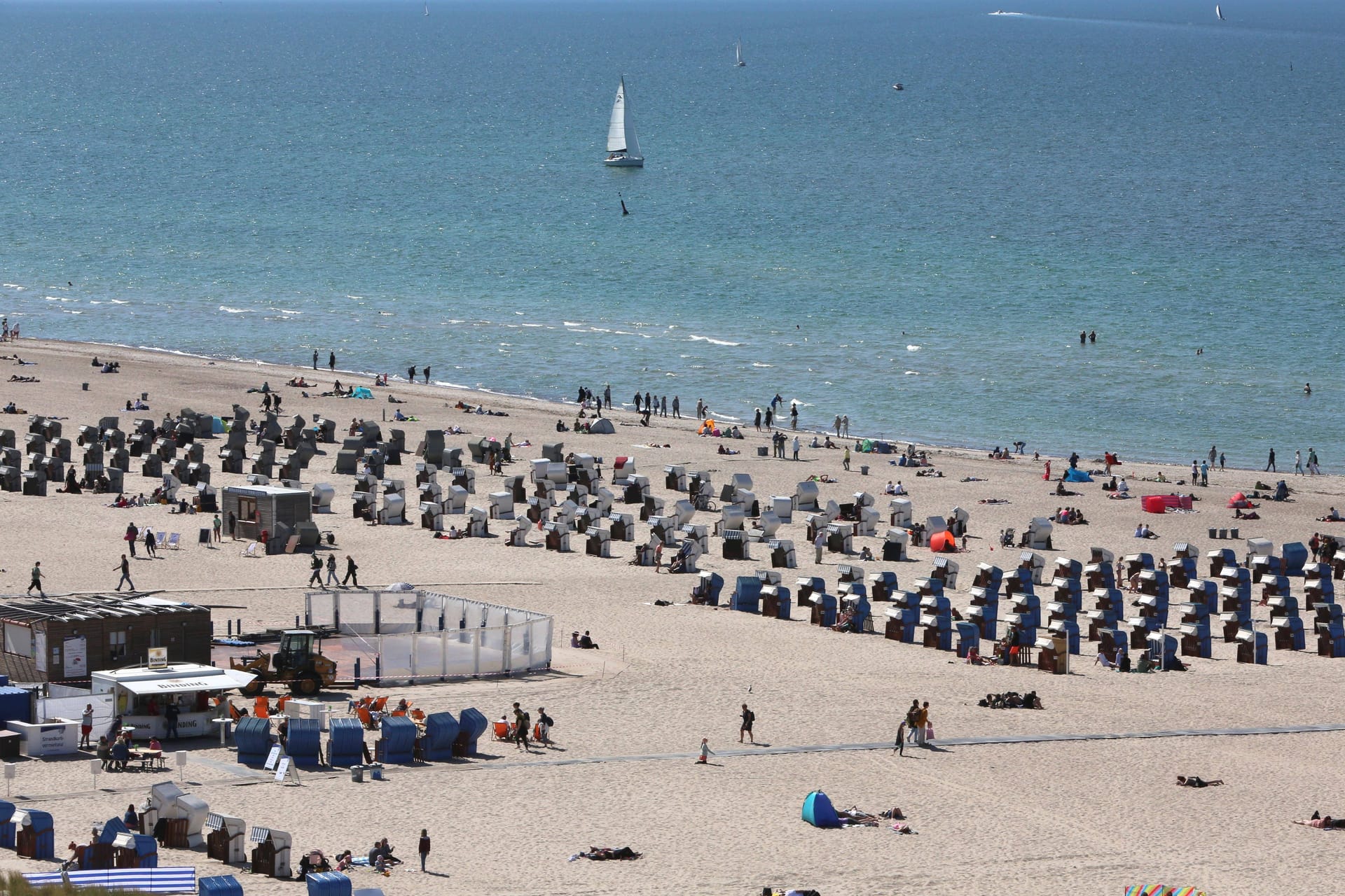 Das Ostseebad Warnemünde (Archivbild): Eine Person ist dort ins Wasser gegangen und nicht wieder aufgetaucht.