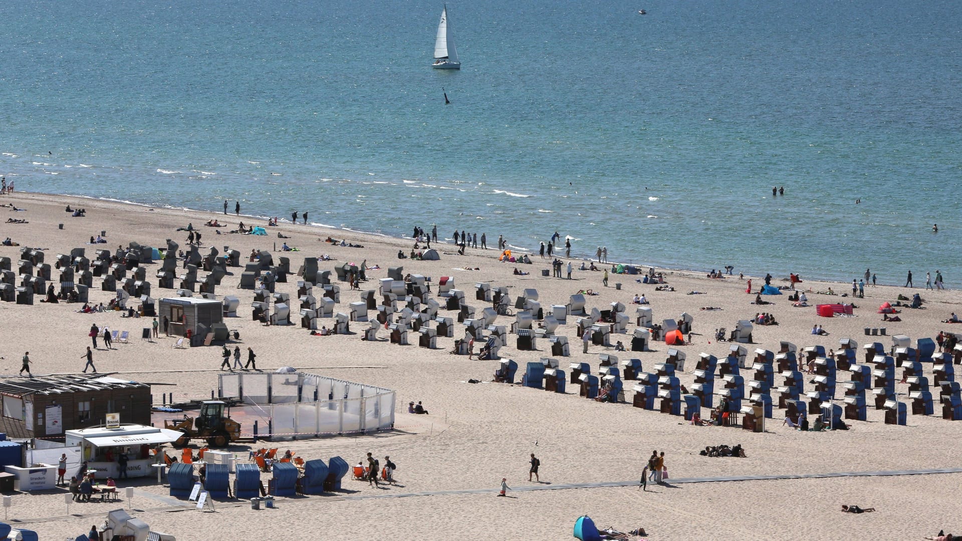 Das Ostseebad Warnemünde (Archivbild): Eine Person ist dort ins Wasser gegangen und nicht wieder aufgetaucht.