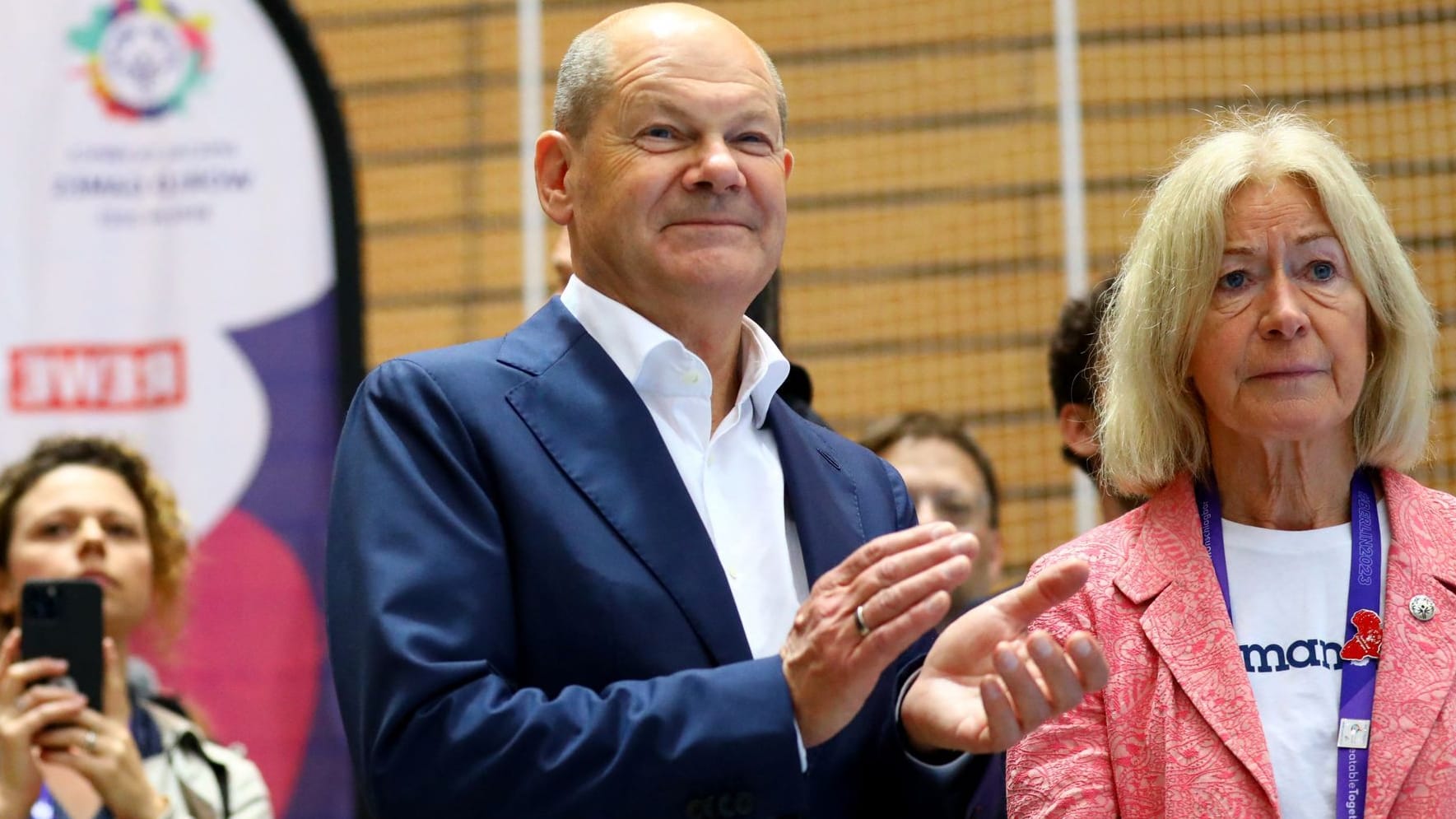 Beeindruckt: Bundeskanzler Olaf Scholz beim Besuch der Special Olympics.