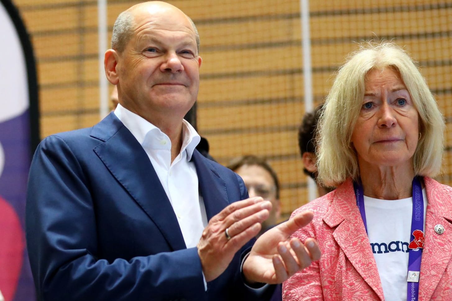 Beeindruckt: Bundeskanzler Olaf Scholz beim Besuch der Special Olympics.