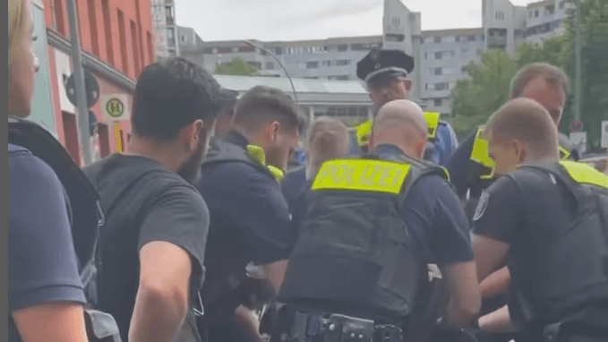 Polizisten überwältigen einen Mann am Kottbusser Tor: Polizisten überwältigen einen Mann am Kottbusser Tor: