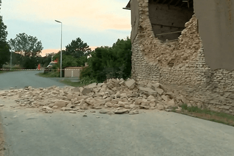 Trümmer auf einer Straße: Am Freitag hatte in Frankreich die Erde gebebt.