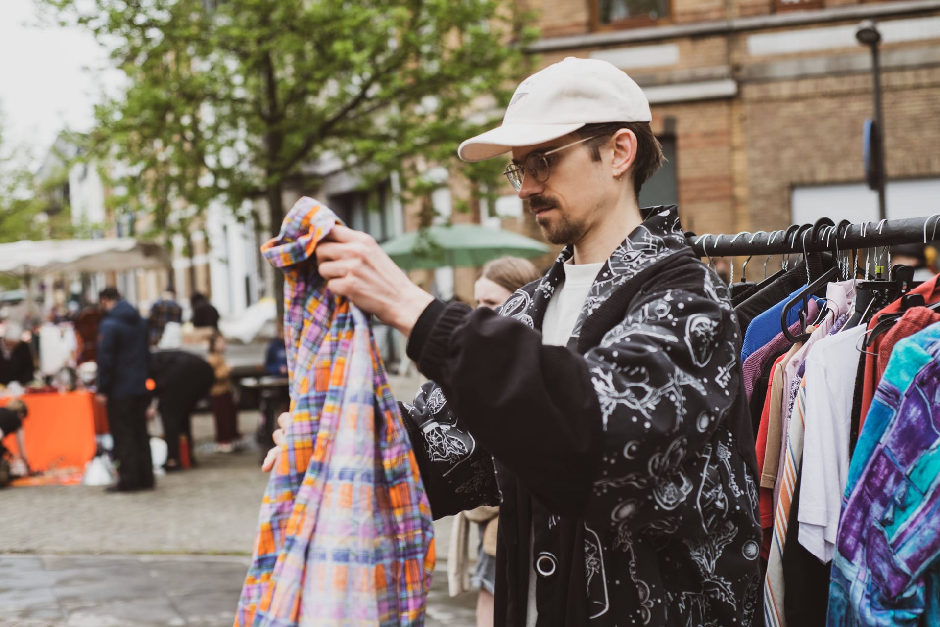 Wer auf Vintage-Kleidung steht, wird auf Flohmärkten oft fündig.