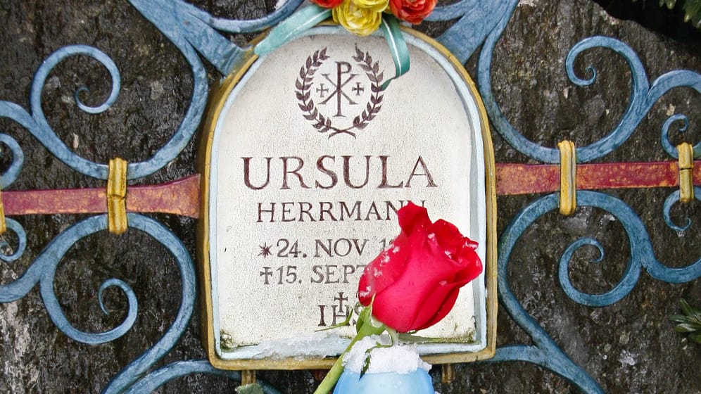 Das Grab von Ursula Herrmann in München: Die 10-Jährige erstickte in einer Kiste.
