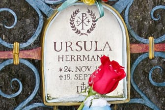 Das Grab von Ursula Herrmann in München: Die 10-Jährige erstickte in einer Kiste.