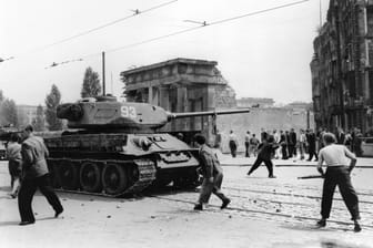 Aufstand des 17. Juni 1953 in der DDR: Sowjetische Panzer fuhren auf.