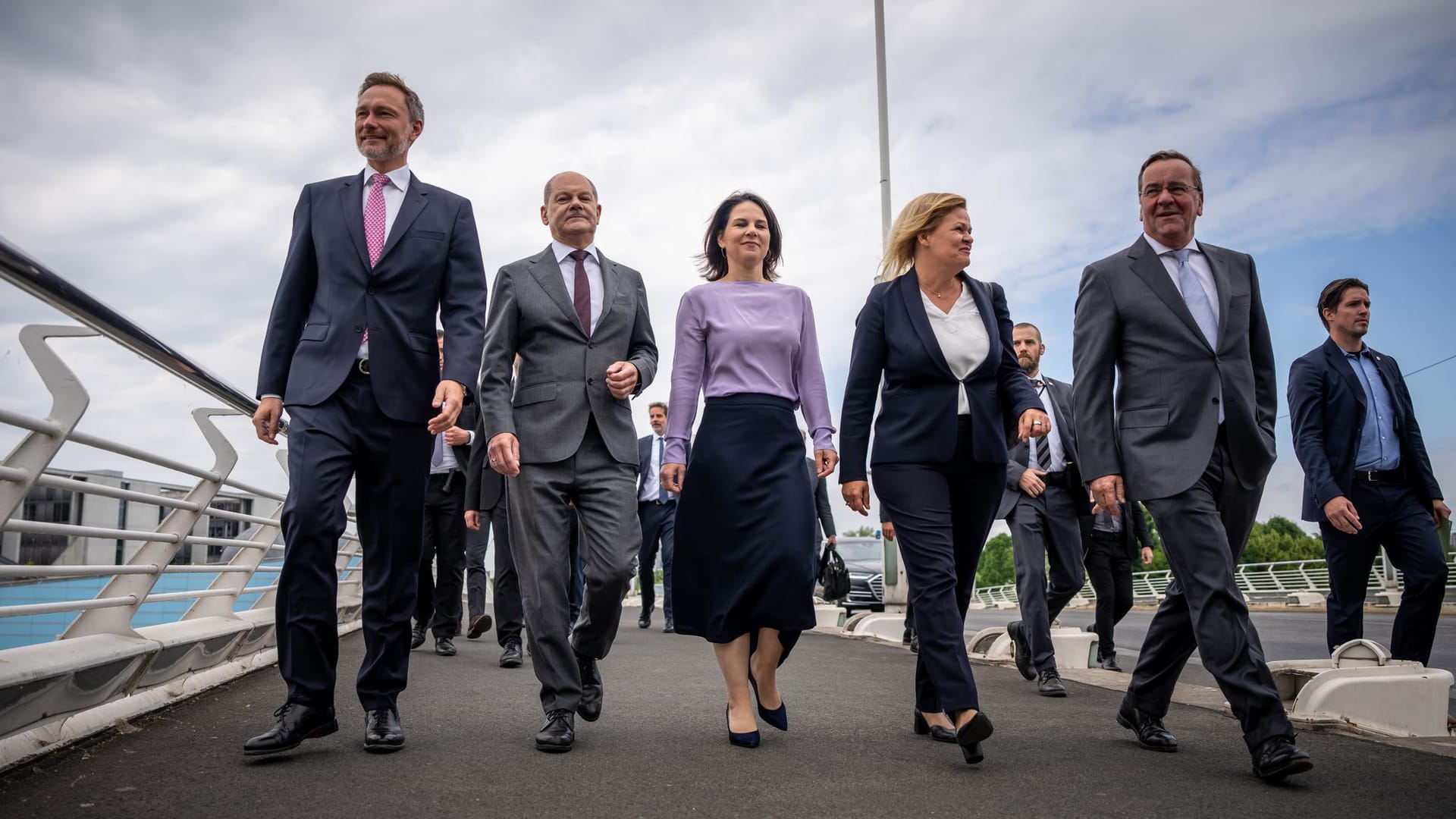 Berlin: Finanzminister Lindner, Kanzler Scholz, Außenministerin Baerbock, Innenministerin Faeser und Verteidigungsminister Pistorius auf dem Weg zu einer Pressekonferenz.