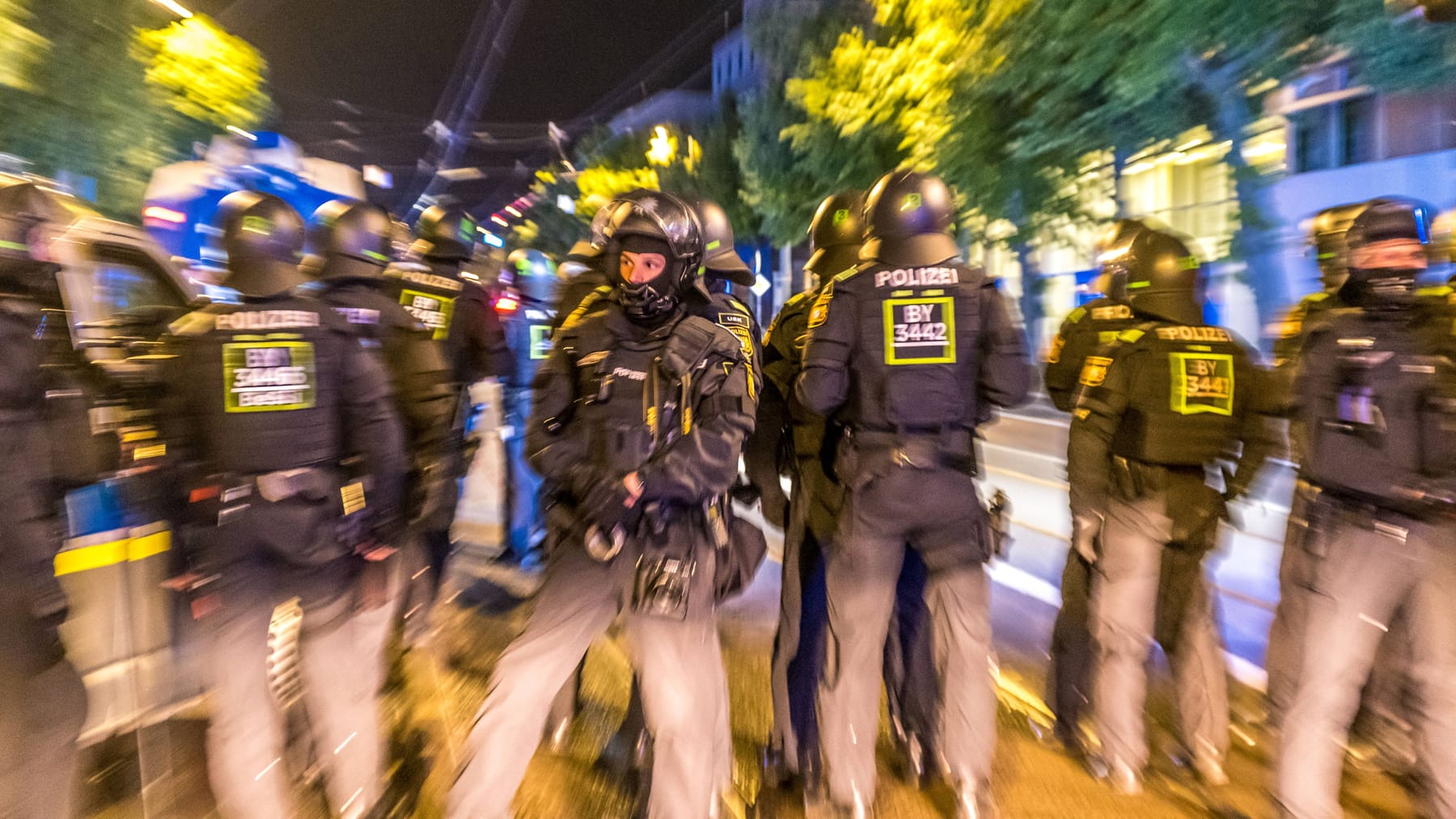 "Tag X" In Leipzig | Polizei Bestätigt: Zivilbeamte In Kessel Eingeschleust