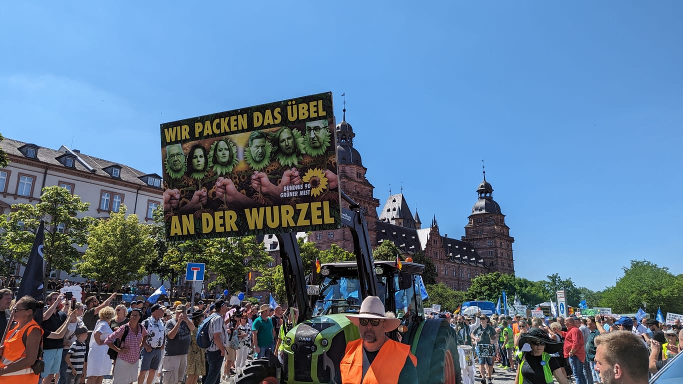 Über tausend Menschen demonstrieren in Aschaffenburg unter dem Motto „Grüner Wahnsinn – ohne mich“.