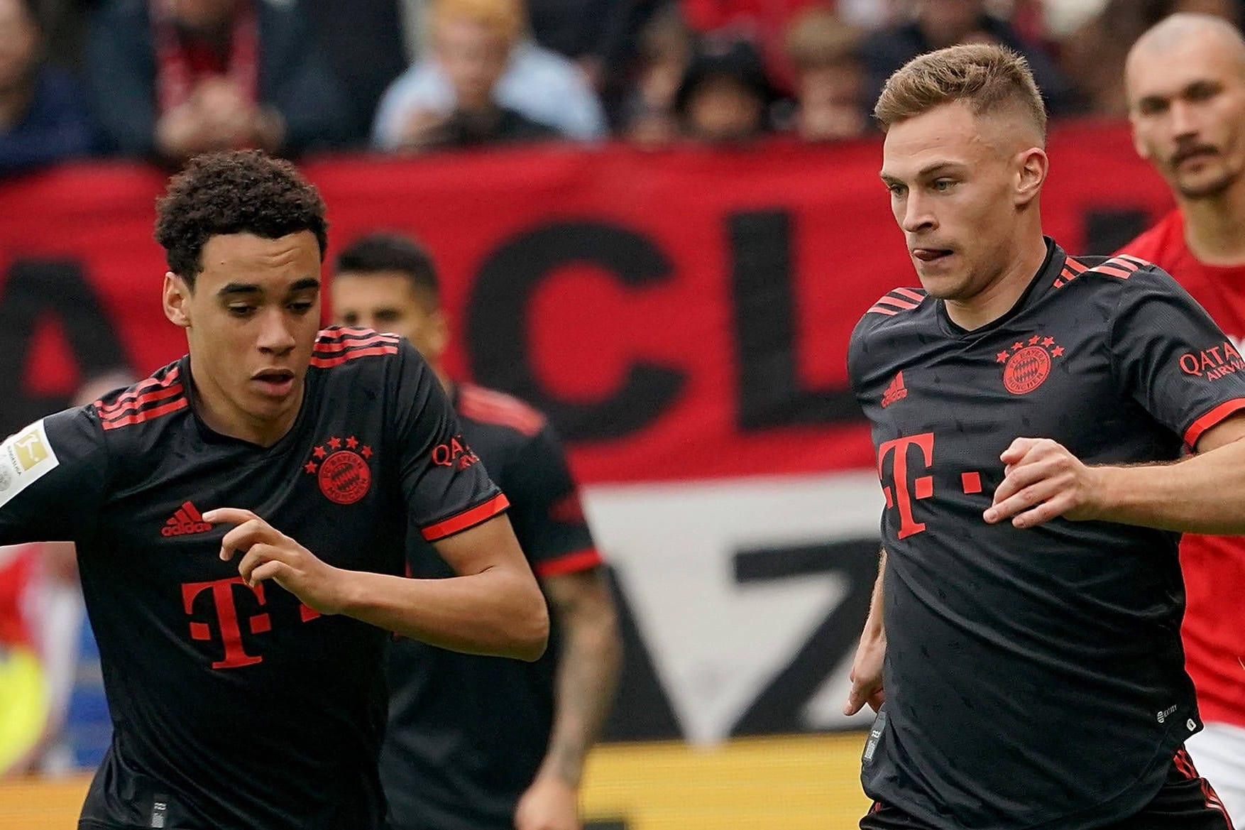 Jamal Musiala (l.) und Joshua Kimmich: Bayerns Jungstar fand für seinen Teamkollegen nur lobende Worte.