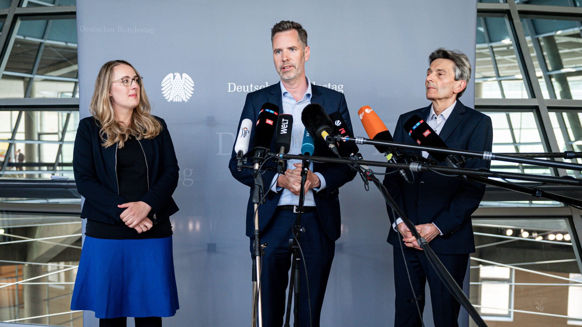 imago images 02597316FDP-Fraktionsvorsitzender Christian Dürr gemeinsam mit Rolf Mützenich (SPD, re) und Katharina Dröge (Grüne, li) beim Statement zur Änderung des Gebäudeenergiegesetzes.18