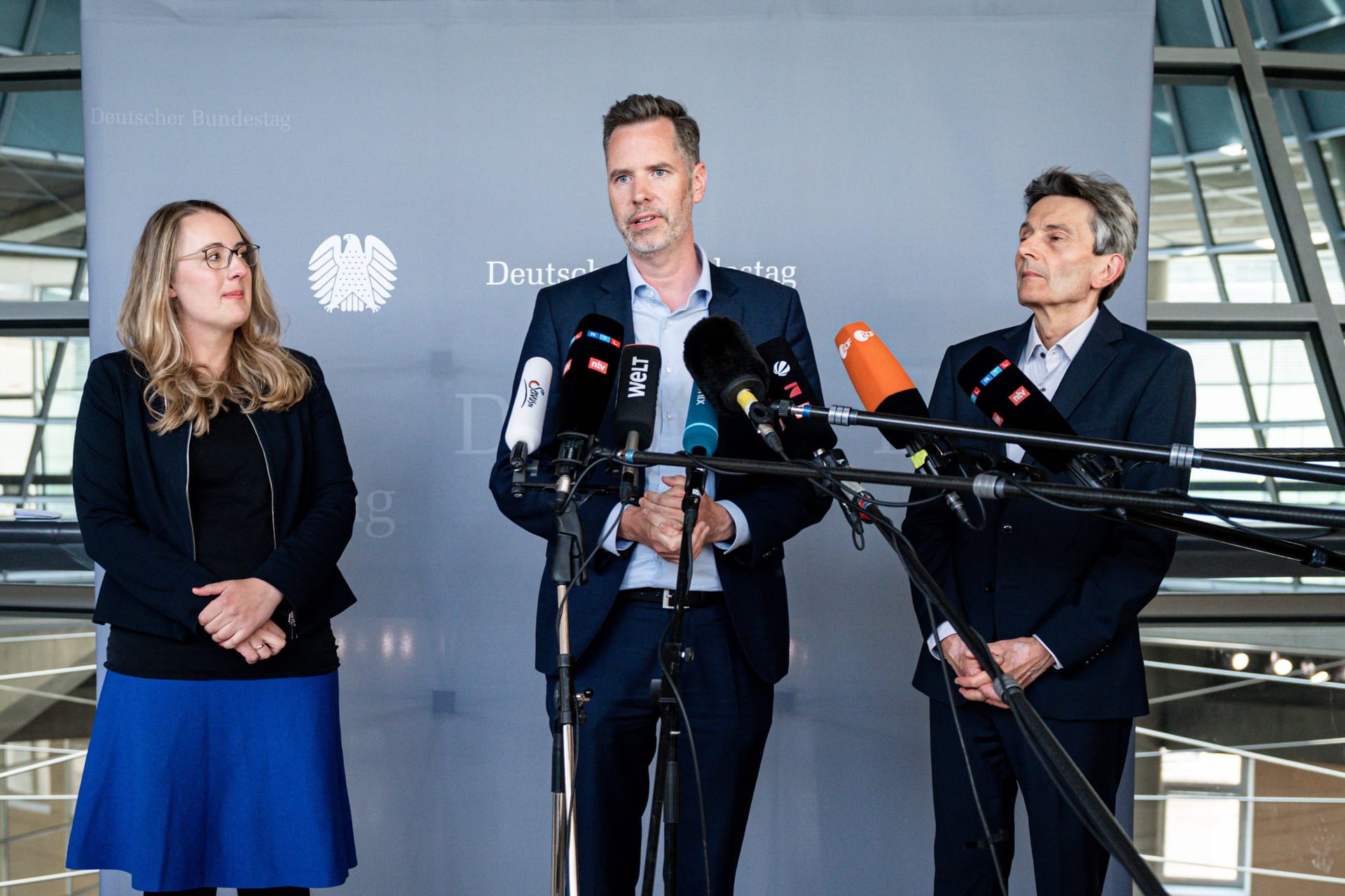 imago images 02597316FDP-Fraktionsvorsitzender Christian Dürr gemeinsam mit Rolf Mützenich (SPD, re) und Katharina Dröge (Grüne, li) beim Statement zur Änderung des Gebäudeenergiegesetzes.18