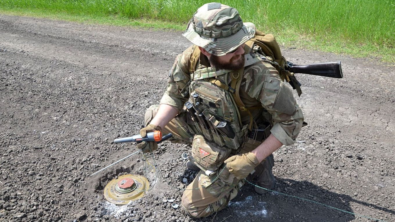 Ein ukrainischer Soldat sichert eine Anti-Panzermine.