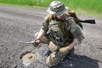 Ein ukrainischer Soldat sichert eine Anti-Panzermine.