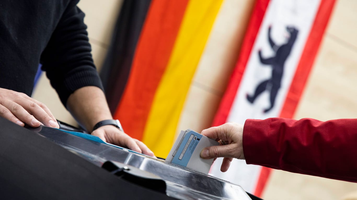 Ein Wahllokal (Archivbild): Muss auch die Bundestagswahl in Berlin wiederholt werden?