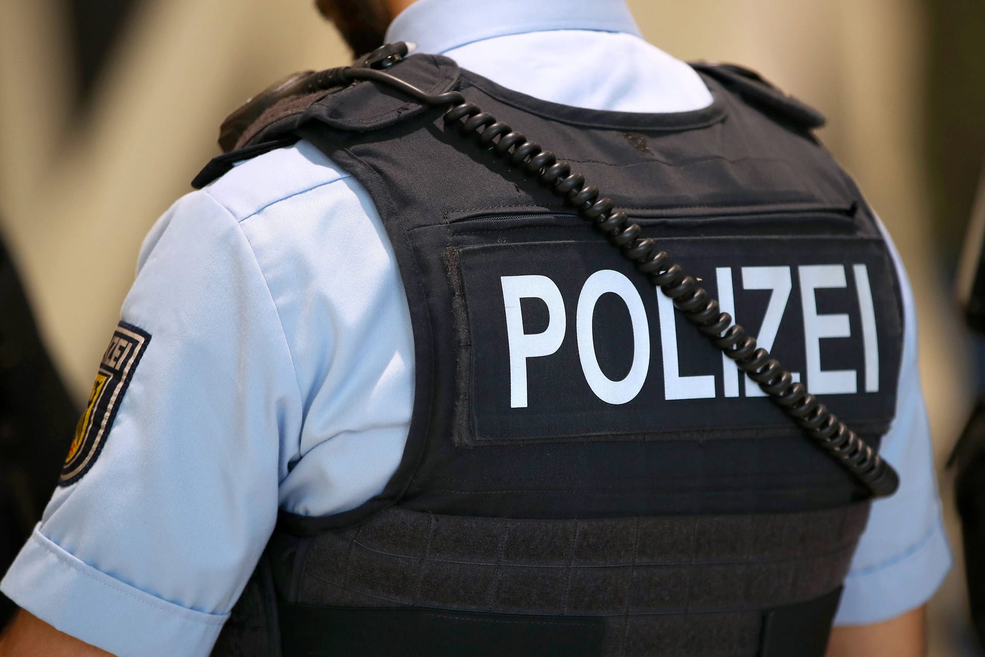 Ein Polizeieinsatz (Symbolbild): In allen 16 Bundesländern hat die Polizei gegen Verfasser von Hasskommentaren durchgegriffen.