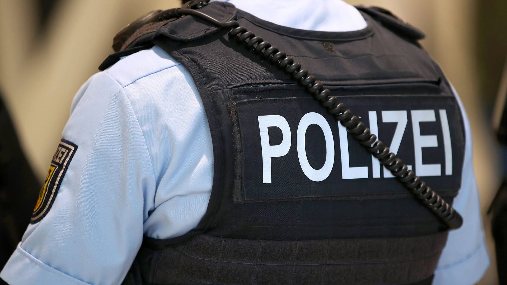 Ein Polizeieinsatz (Symbolbild): In allen 16 Bundesländern hat die Polizei gegen Verfasser von Hasskommentaren durchgegriffen. Ein Polizeieinsatz (Symbolbild): In allen 16 Bundesländern hat die Polizei gegen Verfasser von Hasskommentaren durchgegriffen.