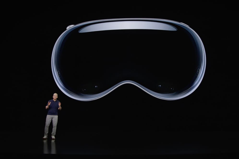 Apple Vision Pro: Die Datenbrille soll zum Start im kommenden Jahr 3.499 US-Dollar kosten.