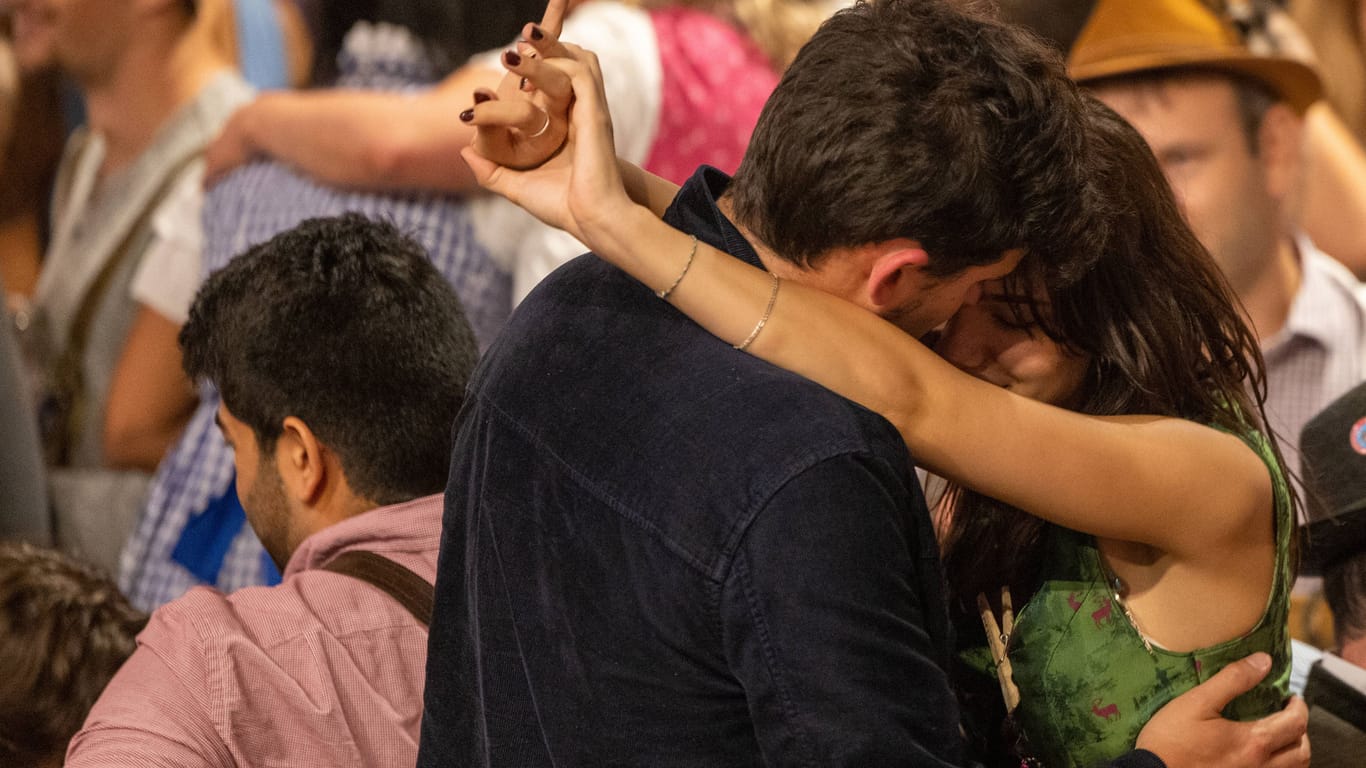 Zwei Gäste tanzen auf dem Münchner Oktoberfest (Archivbild): Doch auch außerhalb von Volksfesten geht es in der bayerischen Landeshauptstadt heiß her.