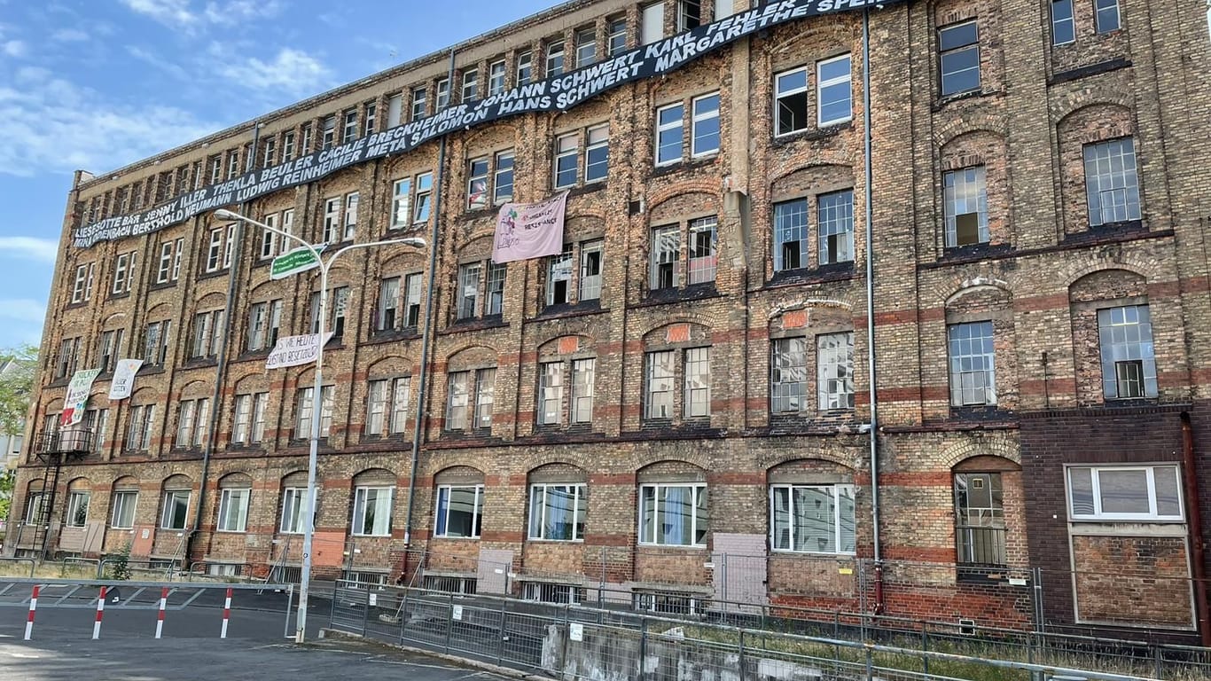 Die alte Dondorf-Druckerei in Bockenheim: Aus den Fenstern hängen mehrere Banner.
