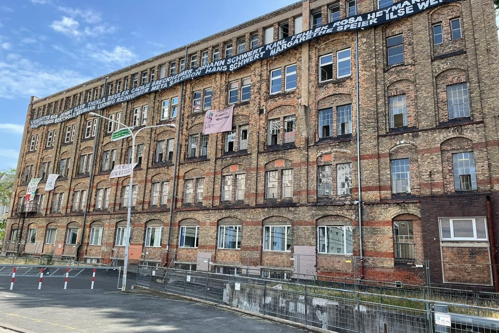 Die alte Dondorf-Druckerei in Bockenheim: Aus den Fenstern hängen mehrere Banner.