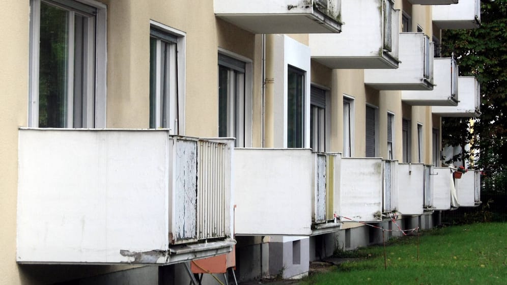 Mehrere Balkone eines Wohnblocks (Symbolbild): Viele Senioren leiden im Alter an Einsamkeit.