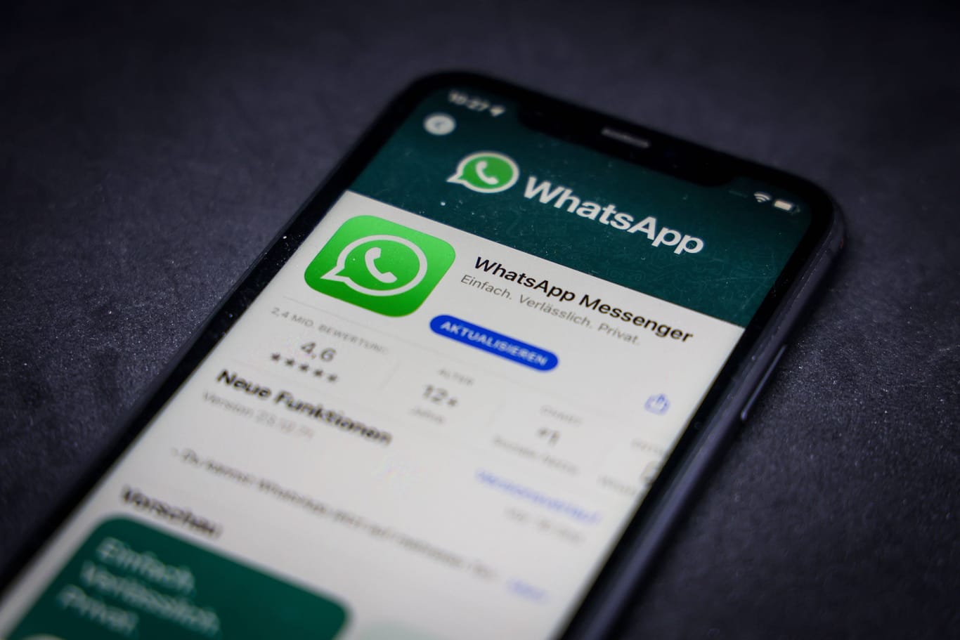 Whatsapp auf einem iPhone (Symbolbild): Der Dienst hatte am Freitagabend weltweit Probleme.
