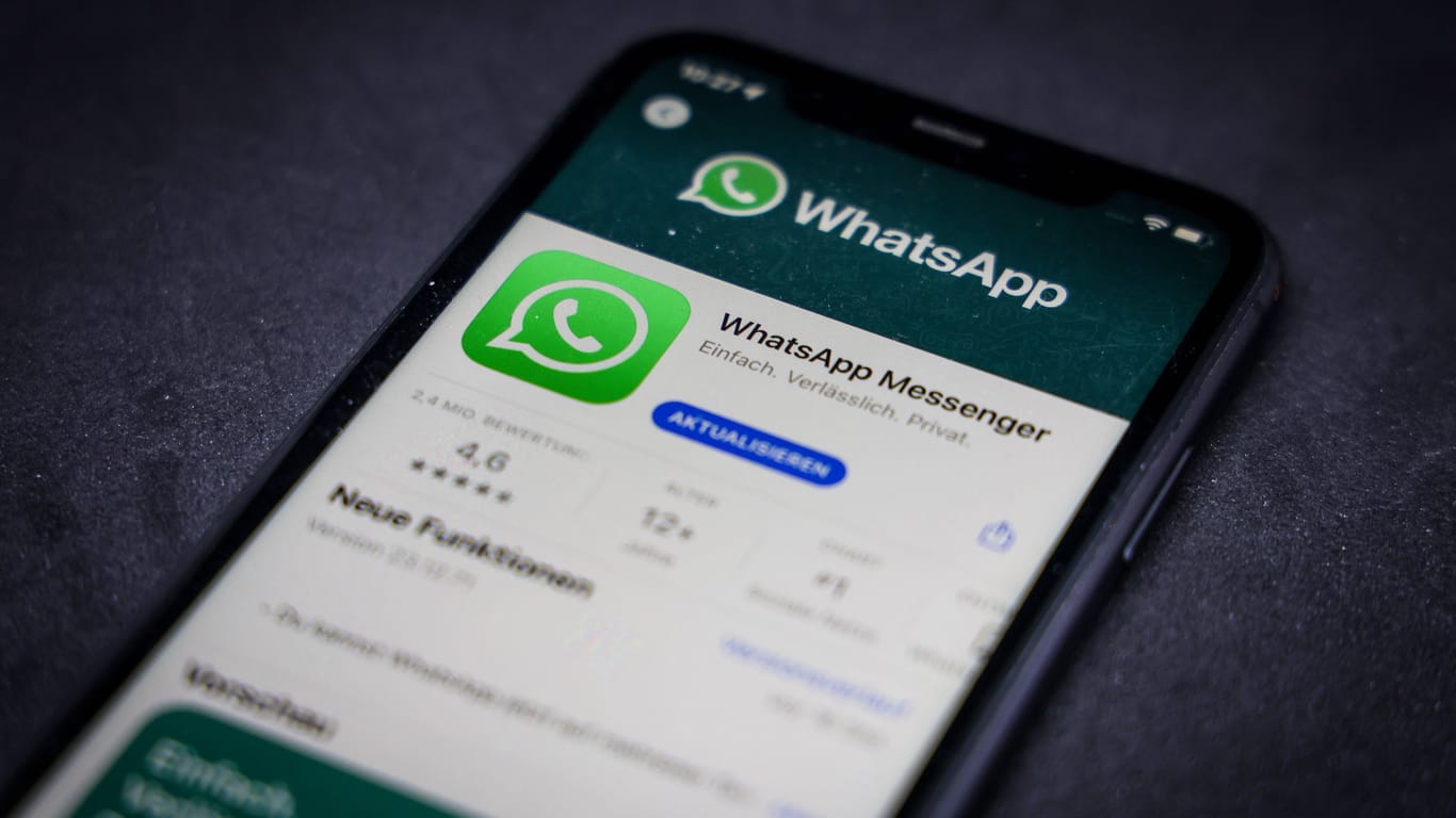 Whatsapp auf einem iPhone (Symbolbild): Der Dienst hatte am Freitagabend weltweit Probleme.