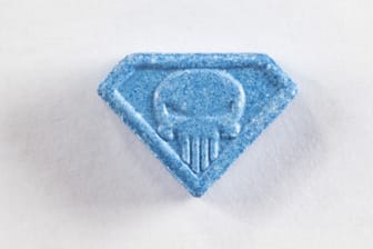 "Blue Punisher": Zwei Mädchen sind mutmaßlich an solchen hoch dosierten Ecstasy-Pillen gestorben.