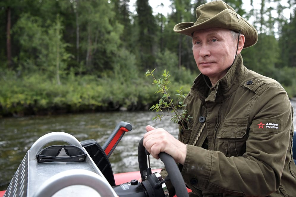Wladimir Putin ins einem Urlaub im Sommer 2017 (Archivbild): Der russische Präsident hat durch seinen Überfall auf die Ukraine auch im Ostseeraum an Einfluss verloren.