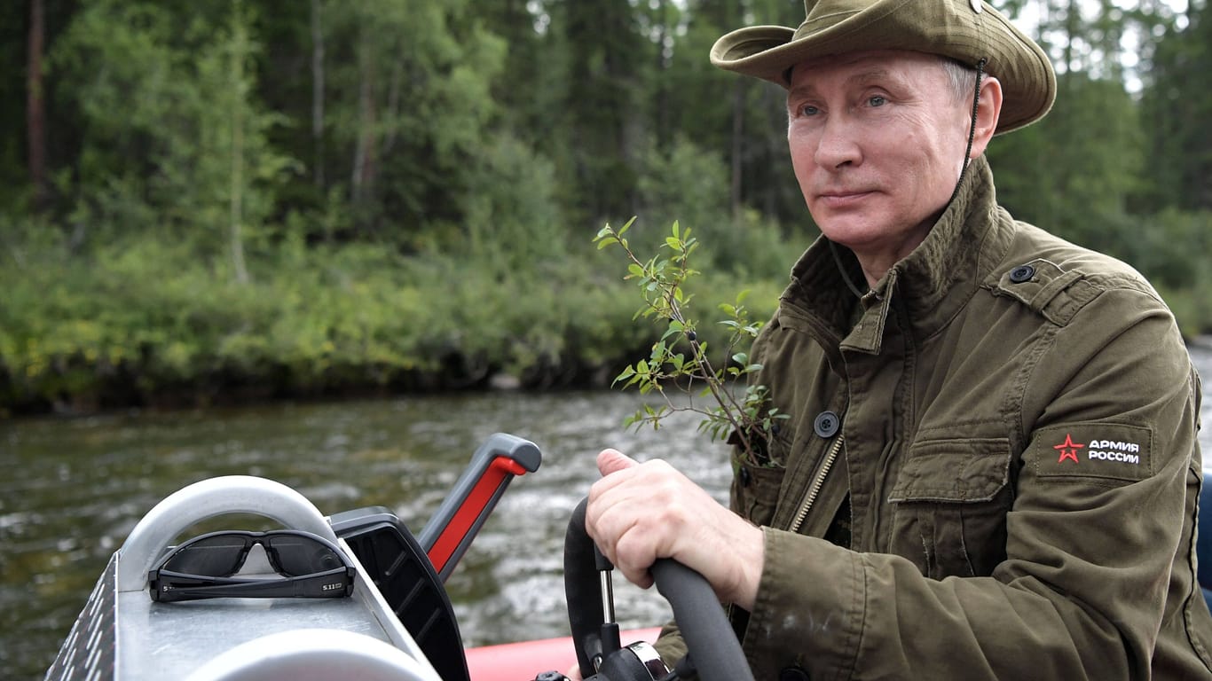 Wladimir Putin ins einem Urlaub im Sommer 2017 (Archivbild): Der russische Präsident hat durch seinen Überfall auf die Ukraine auch im Ostseeraum an Einfluss verloren.