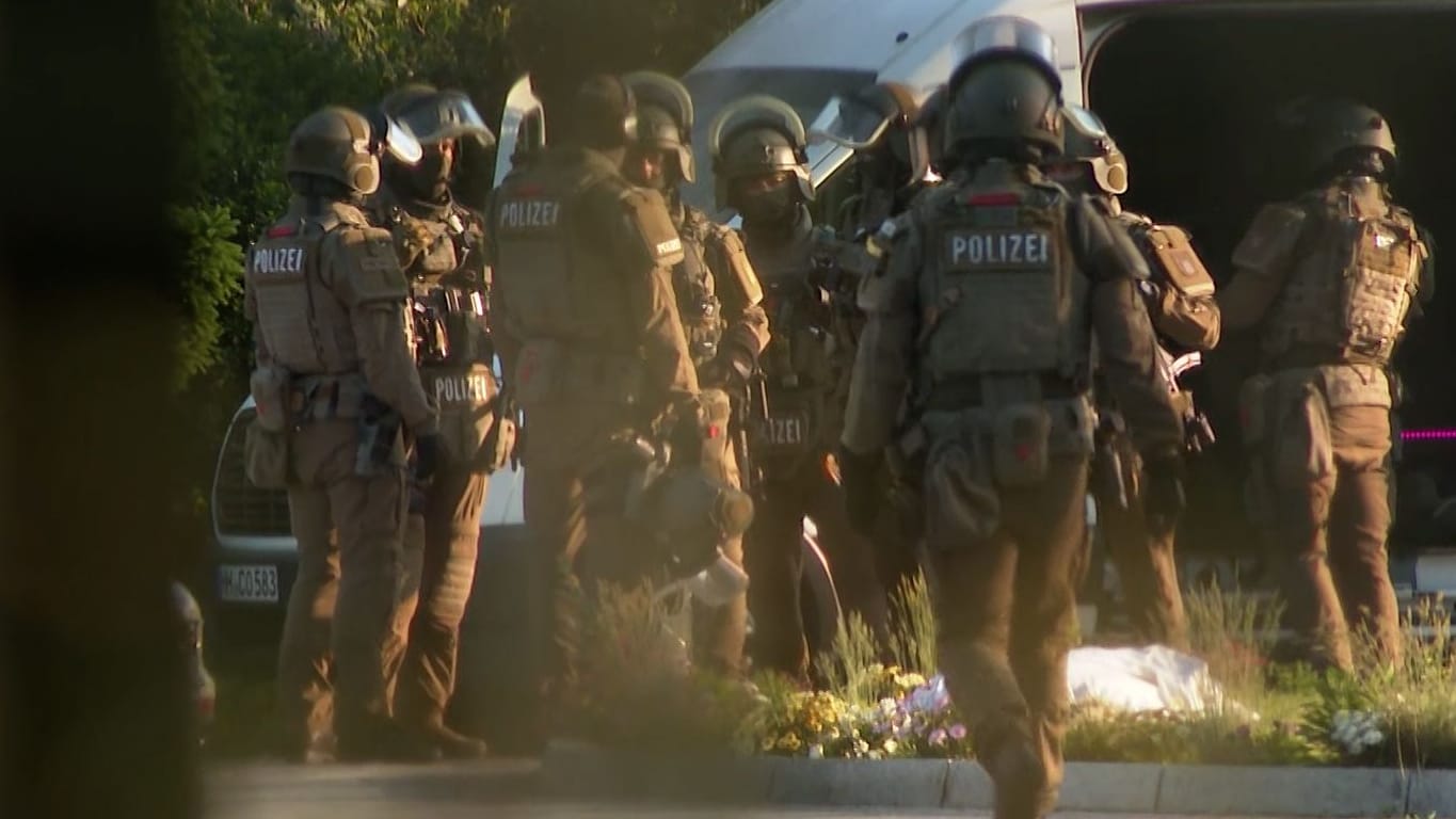 Razzia in mehreren Bundesländern: Die Polizei hat unter der Leitung der Staatsanwaltschaft am Donnerstag zahlreiche Durchsuchungsbeschlüsse und sechs Haftbefehle vollstreckt. Razzia in mehreren Bundesländern: Die Polizei hat unter der Leitung der Staatsanwaltschaft am Donnerstag zahlreiche Durchsuchungsbeschlüsse und sechs Haftbefehle vollstreckt.