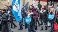 "NRW erwacht": Querdenker und Rechtsextremisten demonstrieren auf Heumarkt