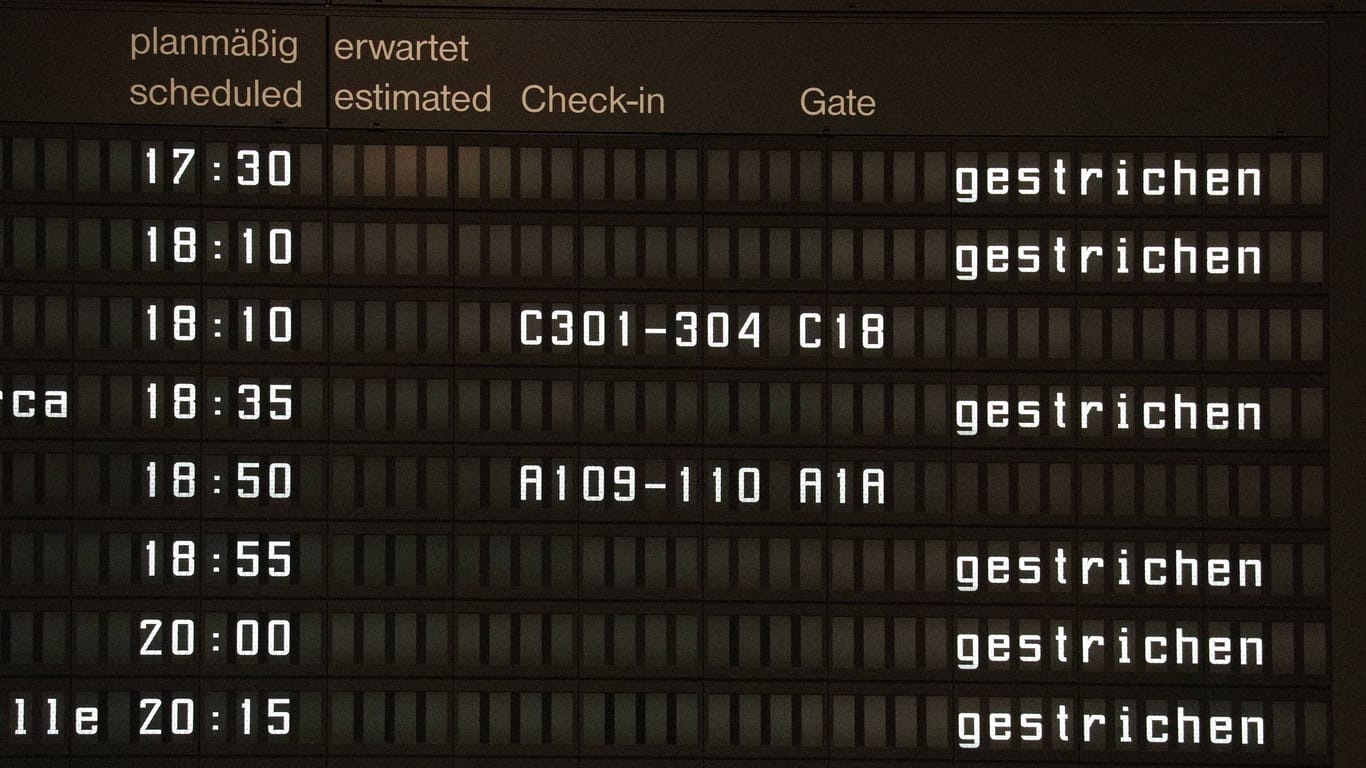 Anzeigetafel am Flughafen Hannover: Passagiere müssen mit erheblichen Verzögerungen und Ausfällen im Flugverkehr rechnen.