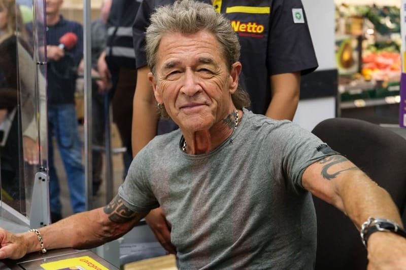 Tabaluga-Star Peter Maffay an der Kasse: Zum Weltkindertag sammelte er Spenden.