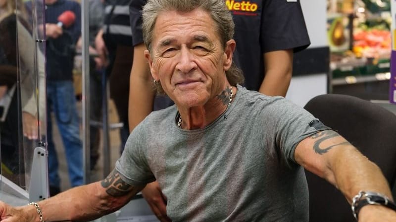 Tabaluga-Star Peter Maffay an der Kasse: Zum Weltkindertag sammelte er Spenden.