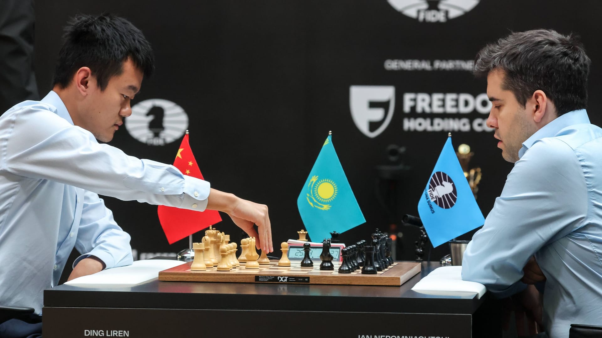 Packendes Duell bei der Schach-WM in Astana: Der Chinese Ding Liren (li.) gewann gegen Jan Nepomnjaschtschi aus Russland.