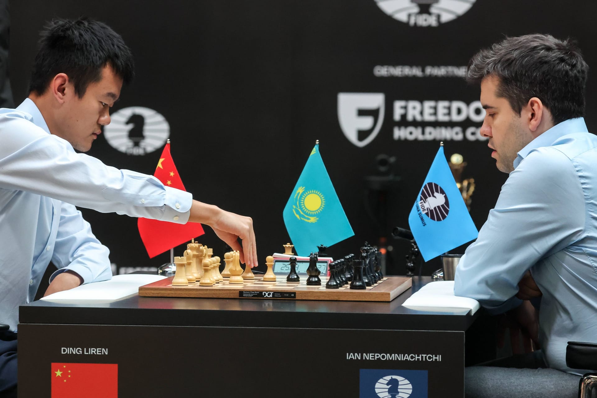 Packendes Duell bei der Schach-WM in Astana: Der Chinese Ding Liren (li.) gewann gegen Jan Nepomnjaschtschi aus Russland.