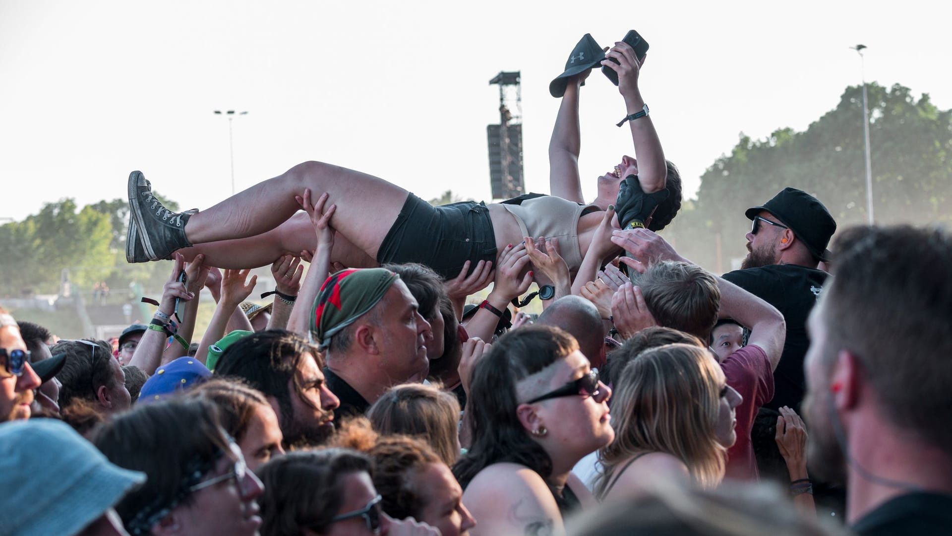 Festivalbesucher beim Crowdsurfing: Laut Polizei herrschte friedliche Stimmung vor, aber Mücken nervten.