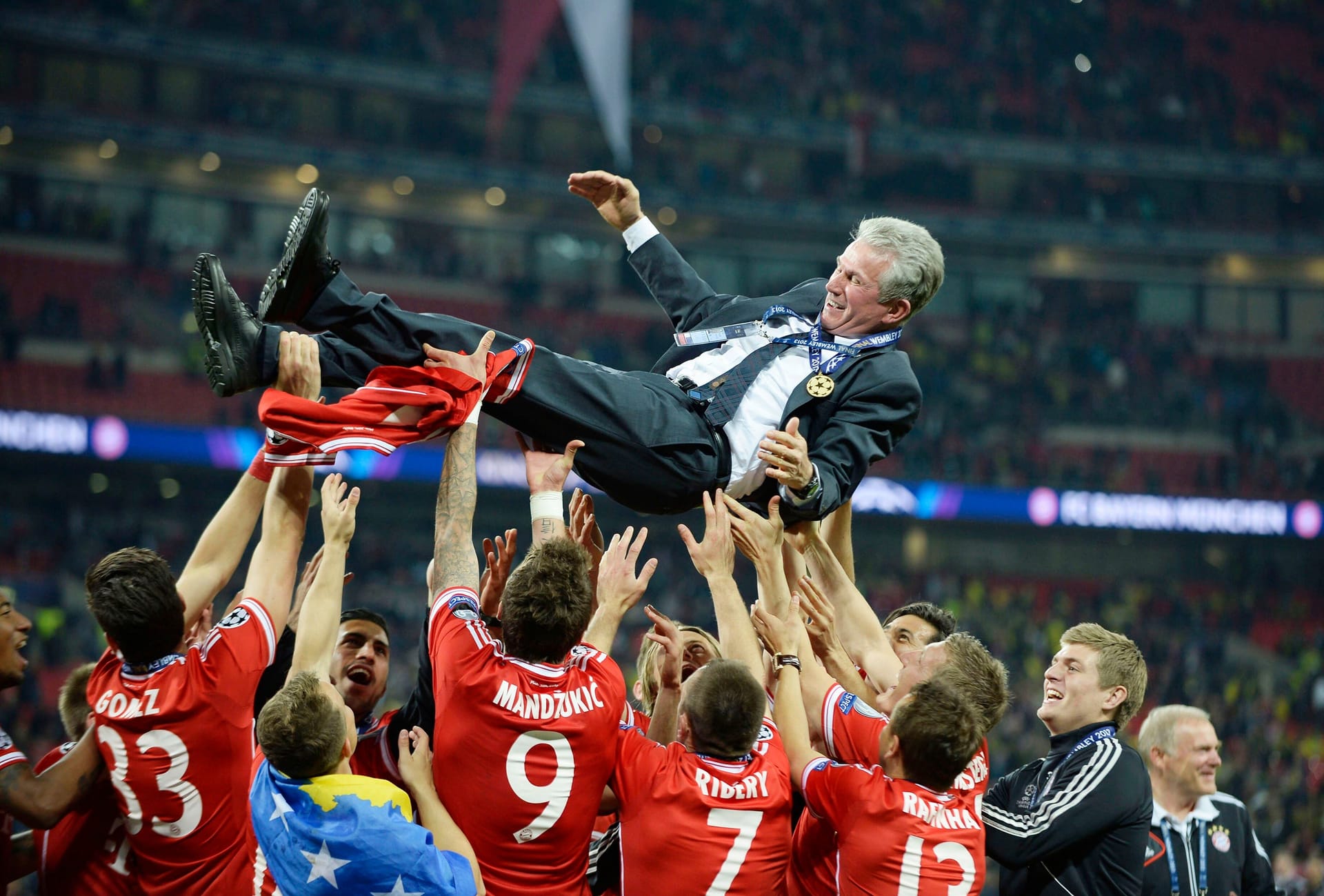 Die Bayern-Spieler tragen Jupp Heynckes: Er gewann mit den Münchnern unter anderem die Champions League.