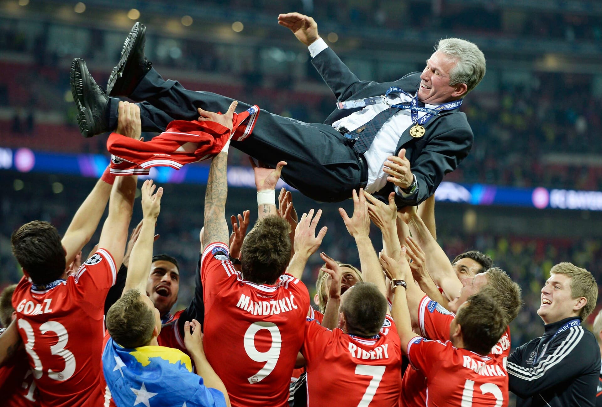 Die Bayern-Spieler tragen Jupp Heynckes: Er gewann mit den Münchnern unter anderem die Champions League.