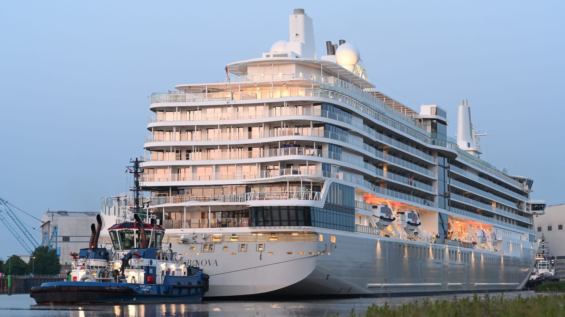 Das neue Kreuzfahrtschiff "Silver Nova" hat die Meyer-Werft verlassen und ist auf der Ems unterwegs.