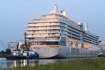 Das neue Kreuzfahrtschiff "Silver Nova" hat die Meyer-Werft verlassen und ist auf der Ems unterwegs.