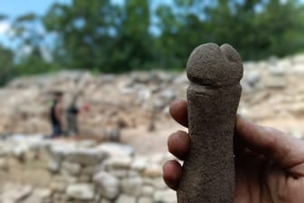 Ein Steinpenis: Bei Ausgrabungen in Spanien wurde ein besonderer Fund gemacht.