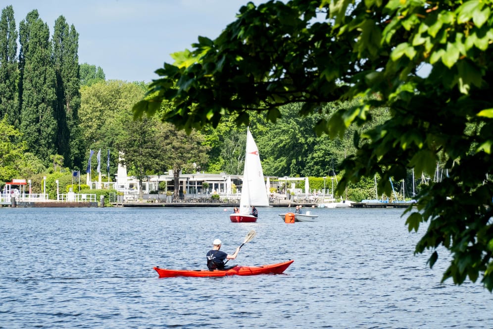 Blick auf die Hamburger Außenalster: Die Einwohner Hamburgs bezeichnen sich selbst als glücklich.
