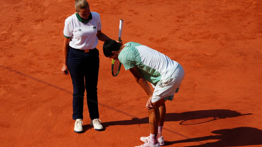 Bange Momente: Alcaraz (r.) im Gespräch mit Schiedsrichterin Aurelie Tourte während des Halbfinals gegen Djokovic.