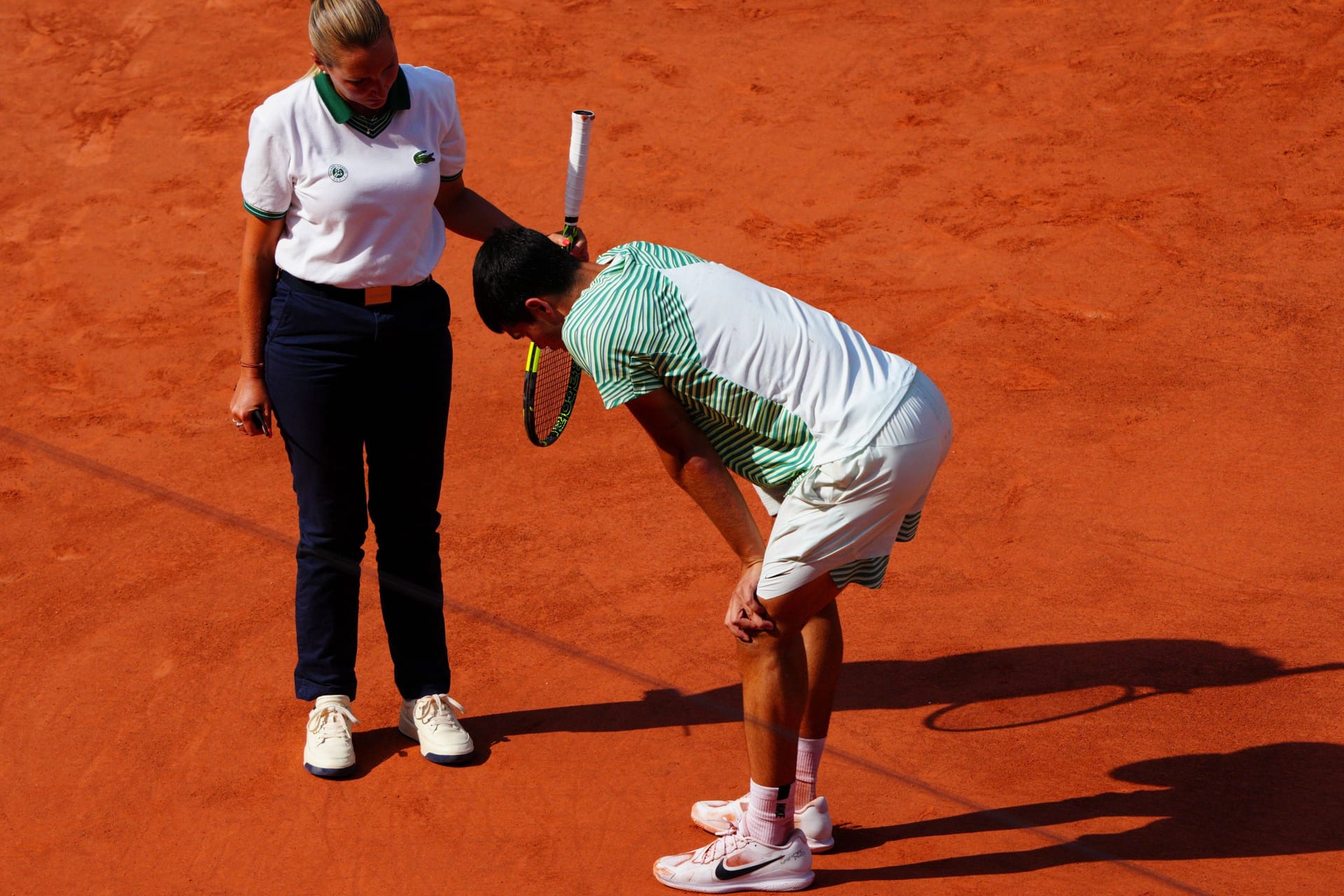 Bange Momente: Alcaraz (r.) im Gespräch mit Schiedsrichterin Aurelie Tourte während des Halbfinals gegen Djokovic.