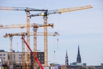 Bauarbeiten in der HafenCity in Hamburg (Symbolbild): Die Bundesregierung wollte 400.000 neue Wohnungen jährlich schaffen.